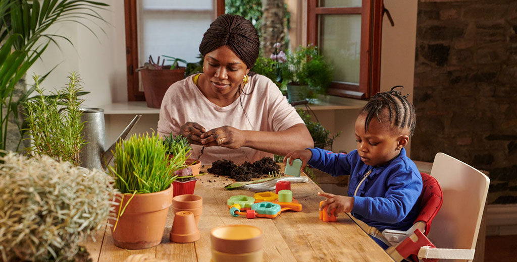 https://www.chicco.pl/dw/image/v2/BJJJ_PRD/on/demandware.static/-/Sites-Chicco-Poland-Library/pl_PL/dw1996b5b0/site/landing-pages/eco-chicco/Parentmore_sustainability_04_1024X520.jpg